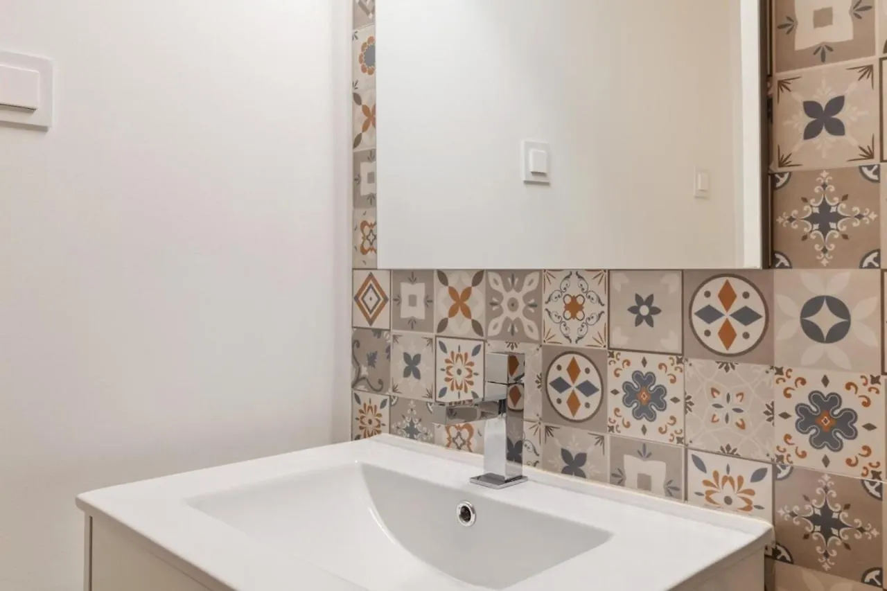 LisboaModern 1Bed Apt,Sleeps4 Nr Av Almirante Reisアパートメント 0*, リスボン